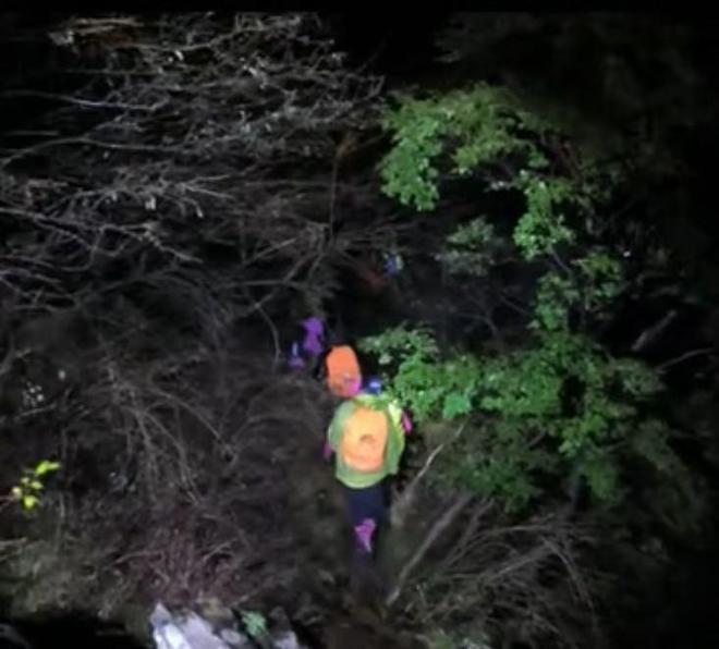 太行山悬崖18人安全转移1人突发疾病遇难不朽情缘游戏19人徒步团被困河南辉县南(图2)