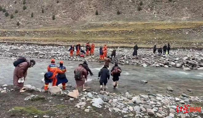 太行山悬崖18人安全转移1人突发疾病遇难不朽情缘游戏19人徒步团被困河南辉县南(图3) 太行山悬崖18人安全转移1人突发疾病遇难不朽情缘游戏19人徒步团被困河南辉县南(图3)