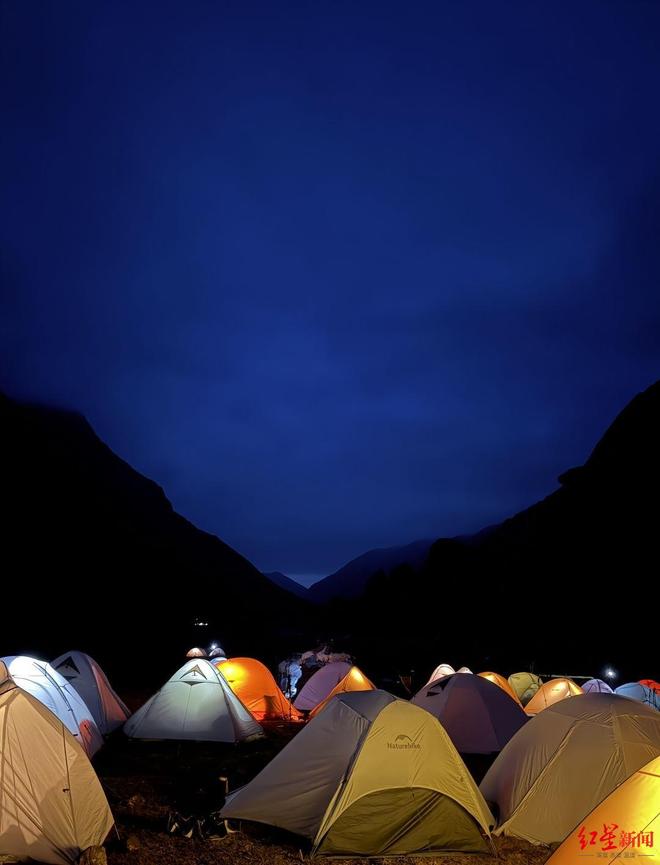 太行山悬崖18人安全转移1人突发疾病遇难不朽情缘游戏19人徒步团被困河南辉县南(图4) 太行山悬崖18人安全转移1人突发疾病遇难不朽情缘游戏19人徒步团被困河南辉县南(图4)